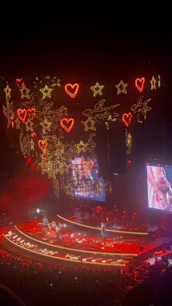 This was the band's first concert in Pittsburgh since 2019. It was also the first show in Pittsburgh without banjoist Winston Marshall who left the band due to irreconcilable political differences.